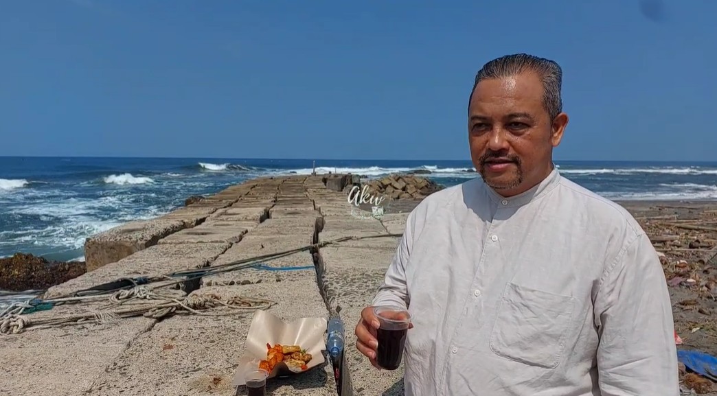 Kohitala Gelatik di Pantai Jayanti: Kopi Sachet Lima Ribu dan Gorengan Seribuan