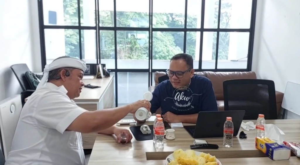 Termos Putih Keliling Kantor: Arabika Makmur Jaya, Bos Opik, dan Reza yang Menghitung Rasa
