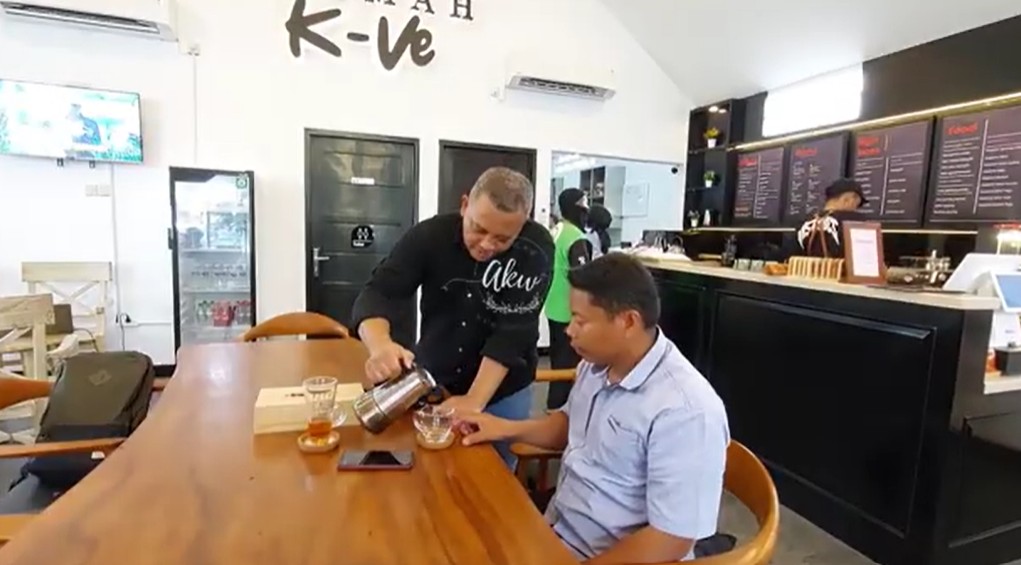 AKW menuangkan kopi hitam dari mokapot ke gelas Pak Jajang di Roemah K-Ve Cimahi