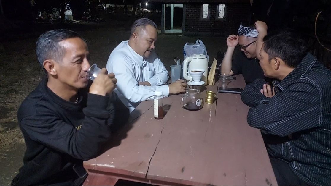 KOPI DINI HARI DI PANTAI KARANGPAPAK