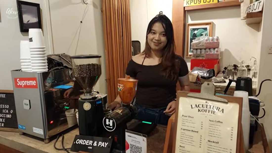 Ngopi Tengah Malam di Lacultura Koffie Pangandaran: Americano Ice, Kang Azis, dan Menu yang Habis